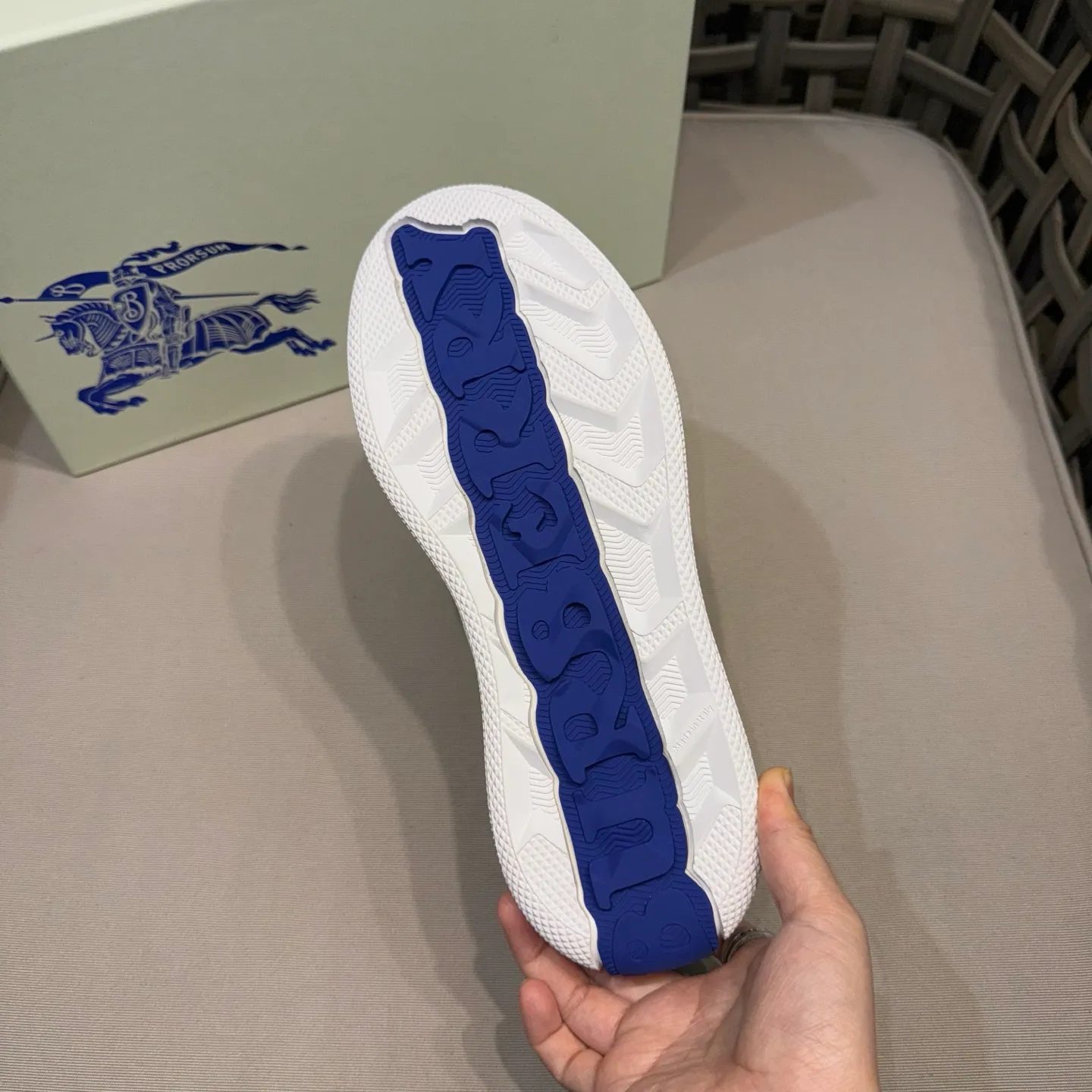 [Burberry] Top P: 680💰Size: 38-44 (45.46 custom-made) Burberry official website synchronized men's classic low-top sneakers | Made of original first-layer cowhide | Decorated with renewed brand logo | First-layer cowhide lining | Heel decorated with Burberry letter embossed logo | Original TPU outsole.